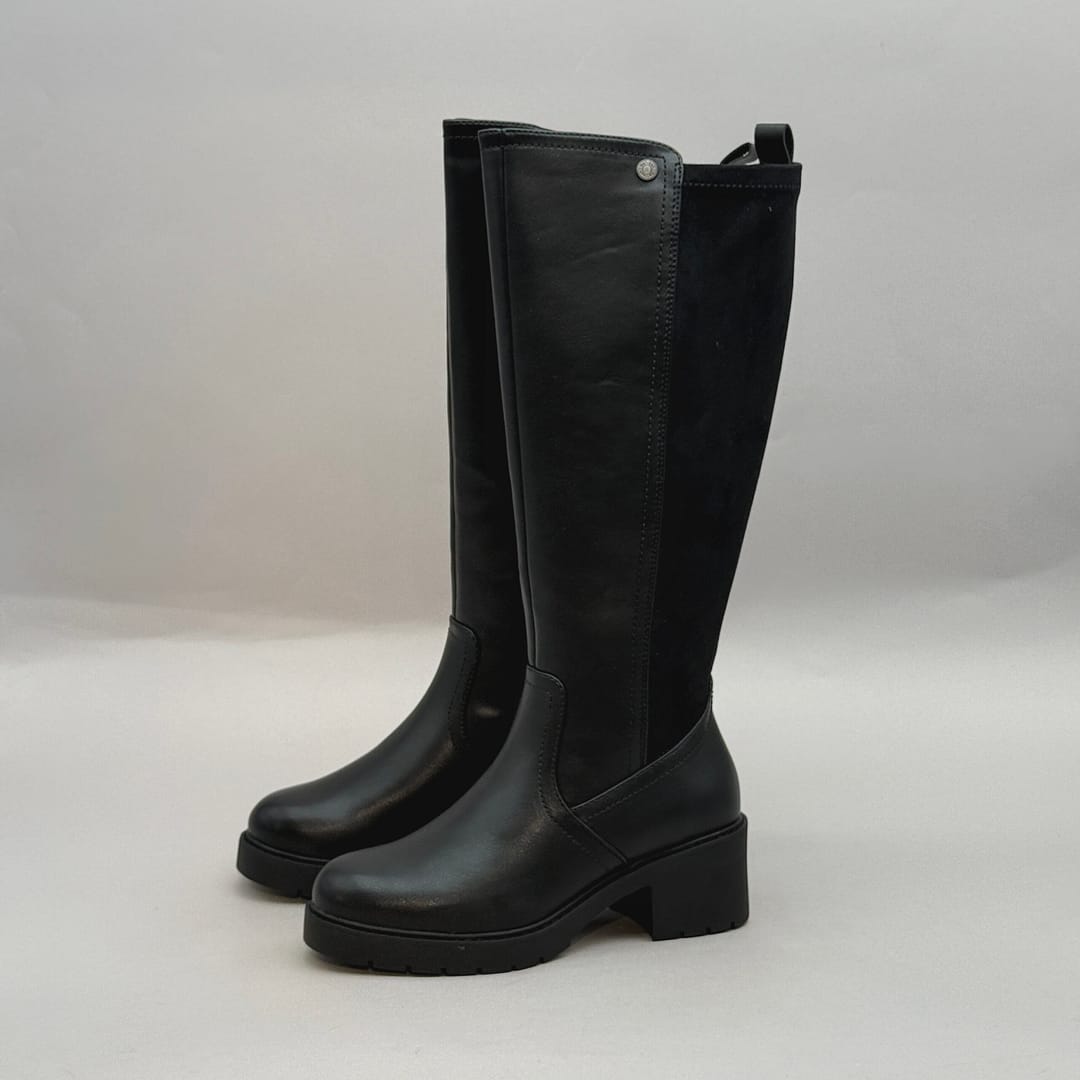 Bota Mujer Refresh 17630601 Negra Tacón Ancho BOTA-10 Bota Refresh 17630601 negra de mujer con tacón ancho, caña alta y plantilla extraíble