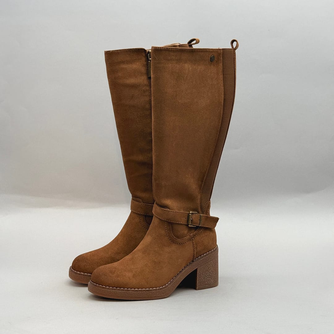 Bota Mujer Refresh 17625002 Camel Antelina Tacón 7 cm BOTA-9 Bota Refresh 17625002 camel de antelina para mujer con hebilla lateral y tacón ancho de 7 cm