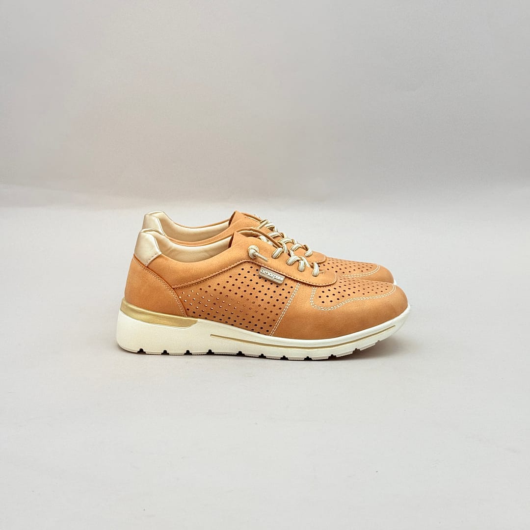 Deportiva Perforada Cuero Amarpies AHI30066 Mujer DA-320 Deportiva perforada color cuero Amarpies AHI30066 con plantilla extraíble y cordón elástico