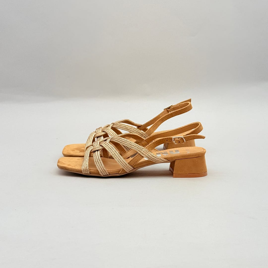 Sandalia Trenzada Bronce Amarpies DXF30711 Mujer DA321 Sandalia trenzada color bronce Amarpies DXF30711 con tacón bajo y cierre de hebilla